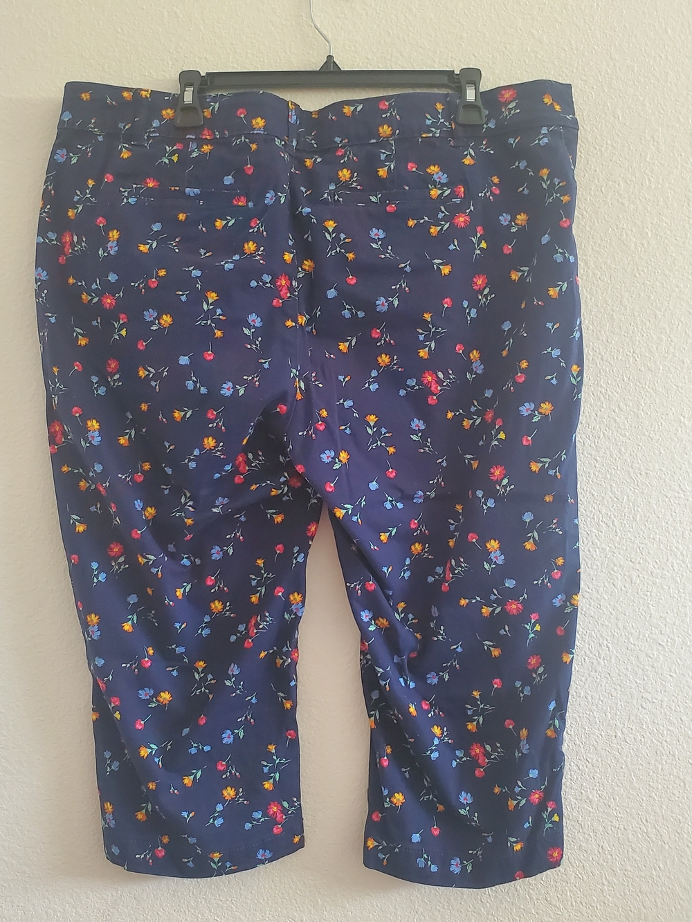 St. John's Bay Navy Floral Capri Pants Size 18W - Picture 2 of 7